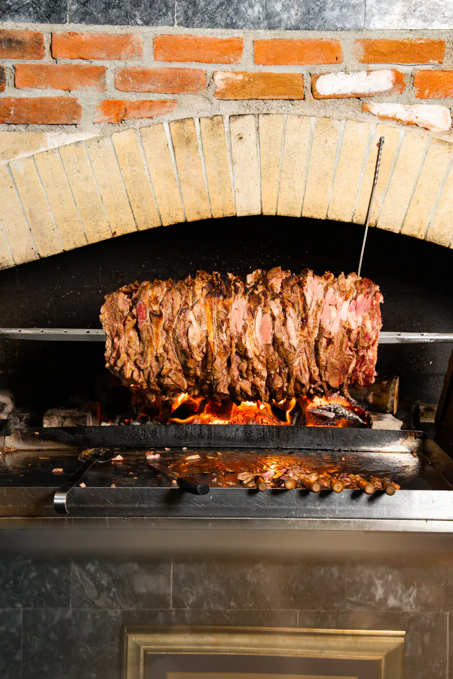 Yatay şişte pişen cağ kebap eti