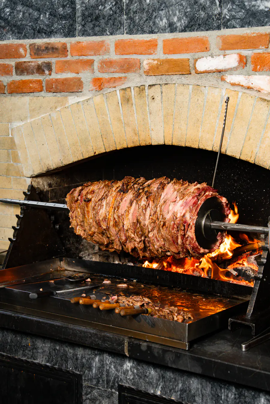 Ocakta dönen cağ kebap çarkı ve altındaki kor