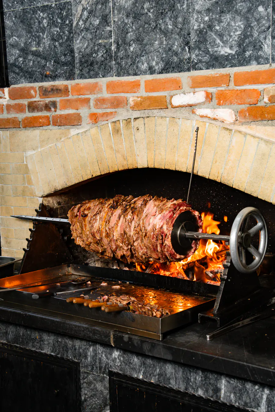 Ocakta mühürlenmiş dış katı görünen cağ kebap