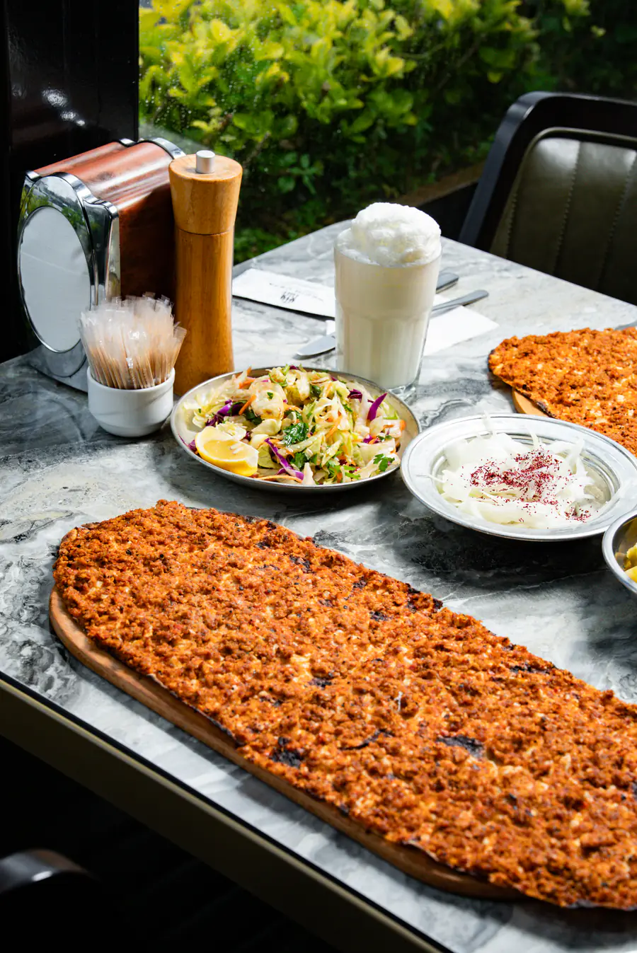 Cağ kebap sofrasında lavaş ve yeşillik