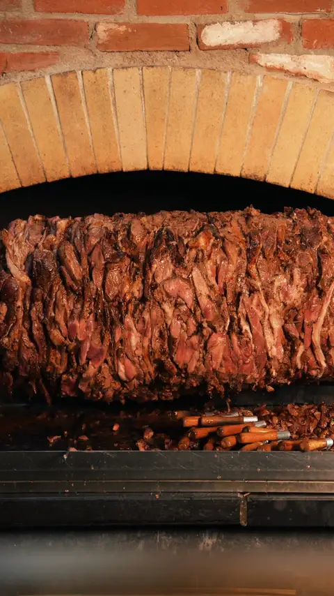 Dönen cağ kebap çarkı ve altındaki kor