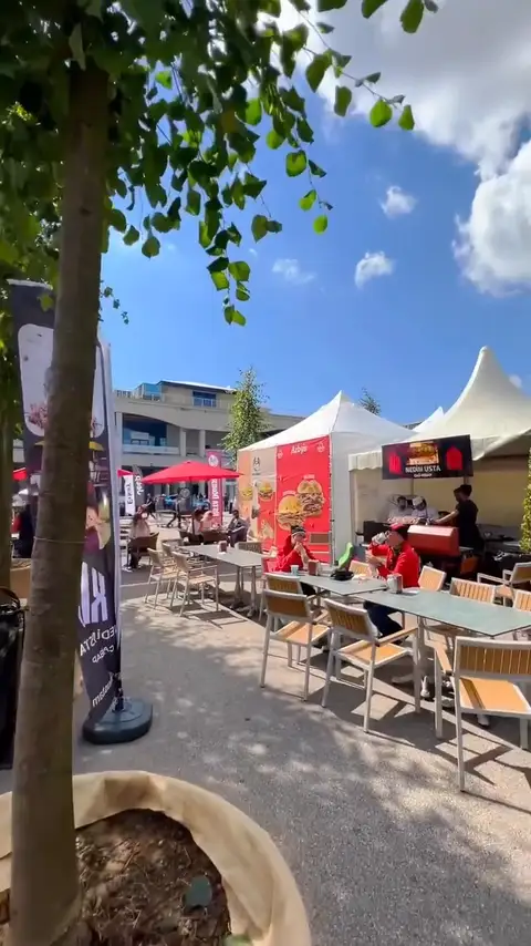 Festival alanında kurulan sofralar ve misafirler