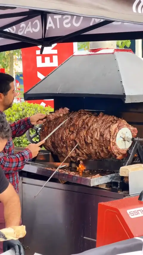 Festival alanındaki markalı stantta kesilen dev cağ kebap