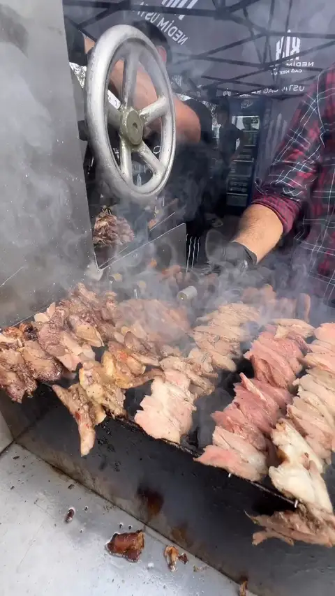 Nedim Usta Cağ Kebap standı Intercity Festivali alanında, ocakta dönen şişler