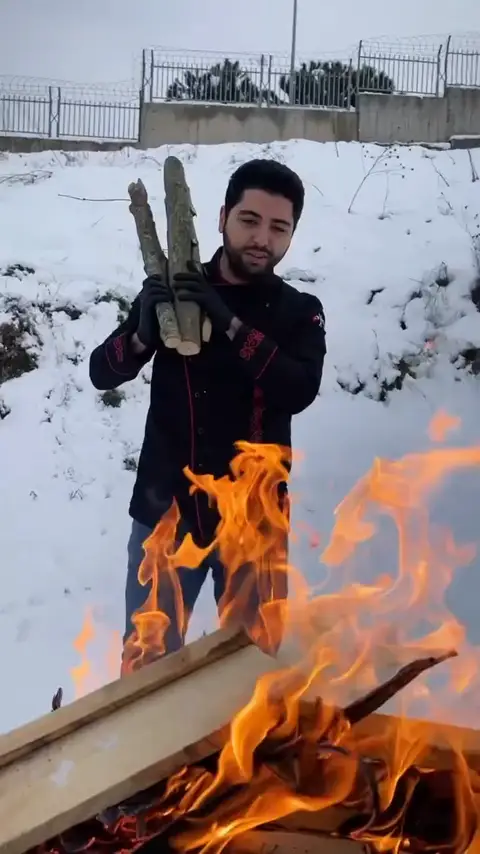 Kar altında yakılan odun ateşi ve kesilen cağ kebap