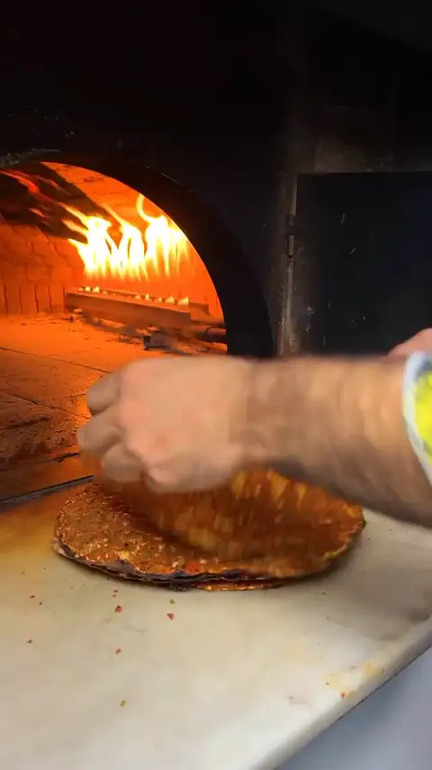 Kürek lahmacun odun ateşli fırına sürülüyor