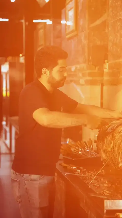 Usta Maltepe’deki ocağın başında cağ kebap şişini çeviriyor