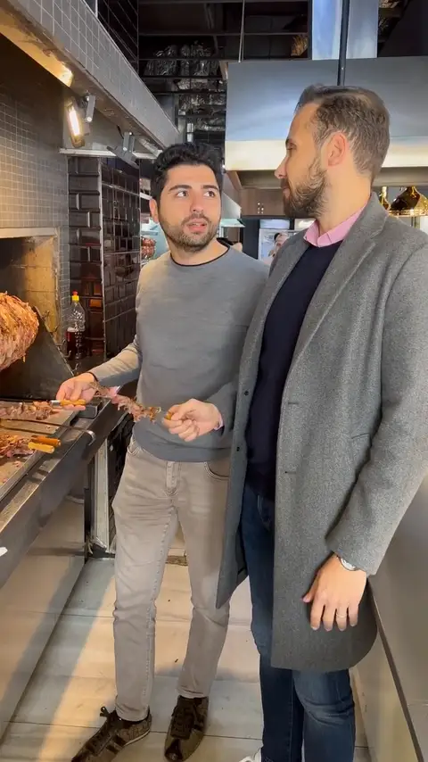Ümit Erdim ocağın başında cağ kebap tadıyor