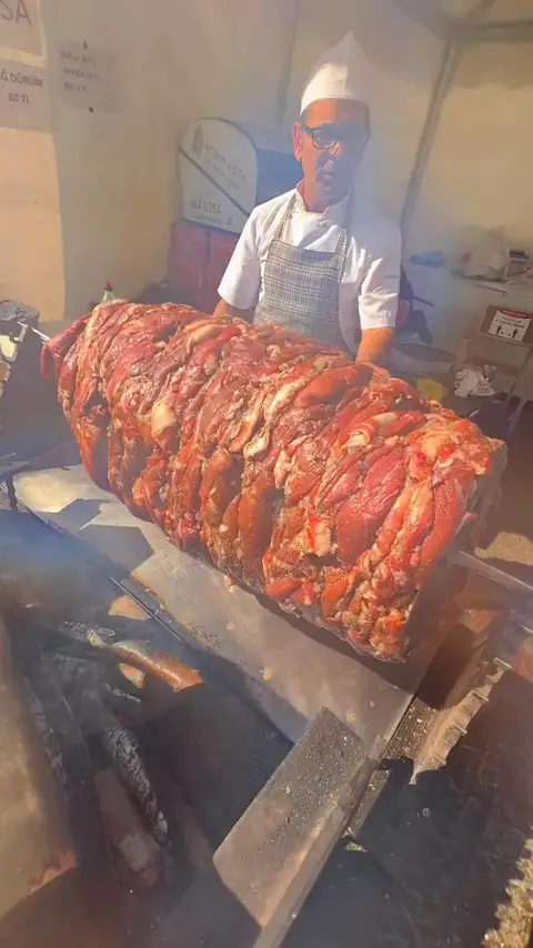 Nedim Usta çadırında ustaların dev cağ kebabı kesmesi